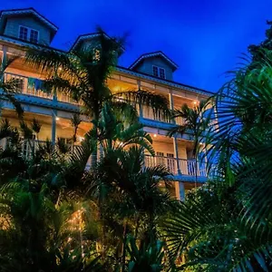 Hotel A Stone's Throw Away, Nassau