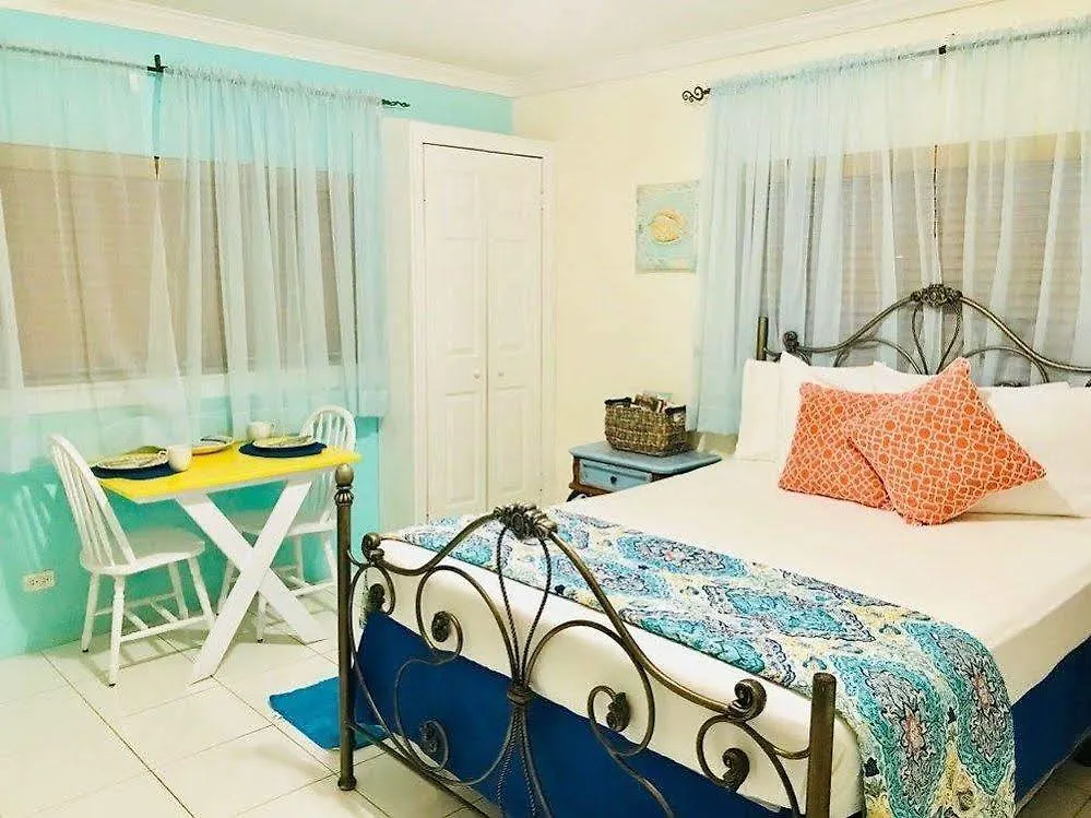 Carlas Cottage Nassau Bahamas