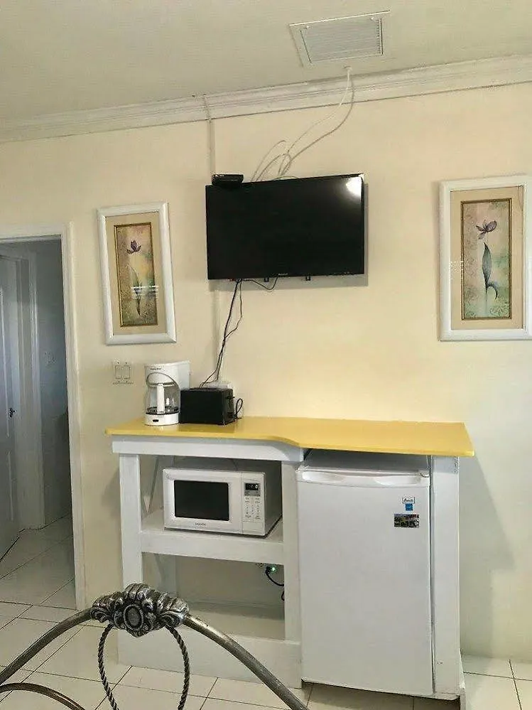 *** Hotel Carlas Cottage Nassau Bahamas